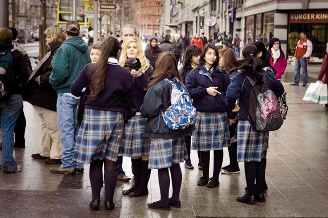 Medtem ko imajo šolske uniforme v anglosaškem svetu že dolgo tradicijo, so pri nas učitelji in učenci običajno k pouku hodili...