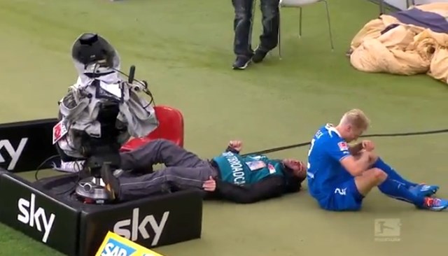 Po trku z nogometašem Hoffenheima je snemalec nezavesten obležal na tleh. (Foto: Youtube) 