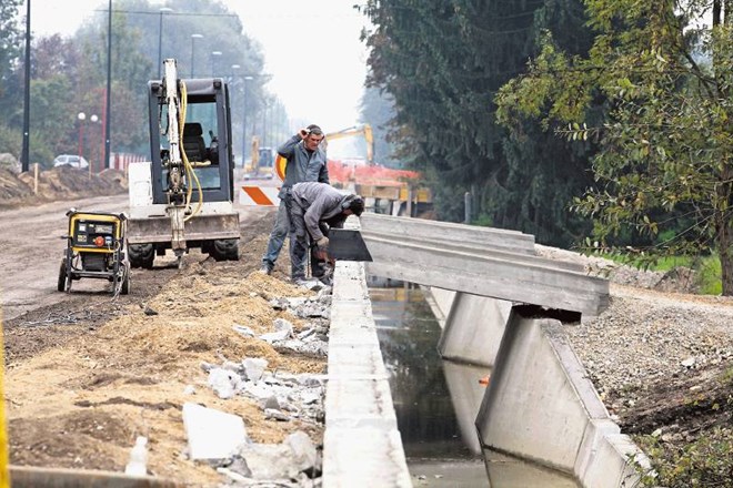 V zadnjih letih občina intenzivno ureja komunalno infrastrukturo ob Ižanski cesti. 