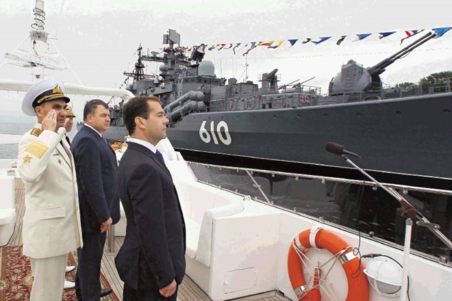 Medvedjev je v času, ko je bil še predsednik Rusije, večkrat obiskal severnomorsko ladjevje v Kaliningradu. Tudi Putin rad...