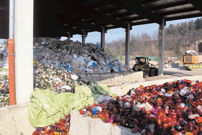 Pretovor odpadkov v Zarici od začetka meseca ni več mogoč, a to veliko stane. 