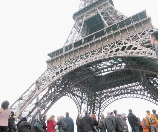 Sloviti Eifflov stolp, eno osrednjih francoskih in svetovnih znamenitosti, je do danes obiskalo že skoraj 300 milijonov...