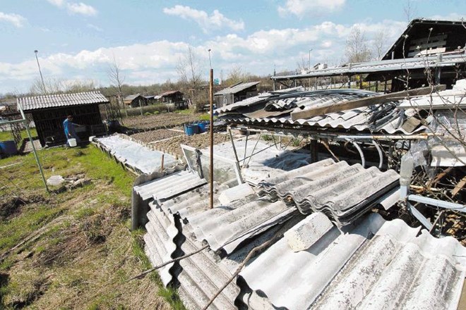 V Sloveniji je z nevarnimi azbestcementnimi kritinami pokritih še nič koliko streh, in čeprav jih po zamenjavi ni več...