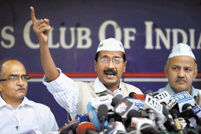 Arvind Kejriwal (v sredini) se je iz aktivista prelevil v političnega borca proti korupciji in novembra 2011 ustanovil...