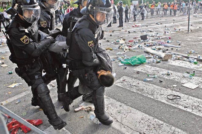 Devetnajstega maja 2010 so imeli policisti s protestniki pred poslopjem parlamenta  veliko dela. 