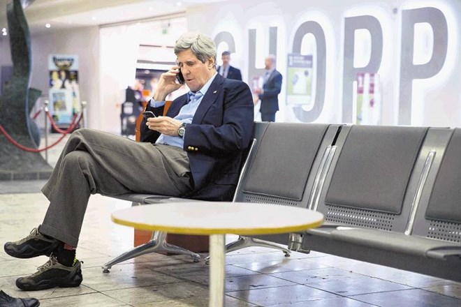 Telefonska diplomacija: zunanji minister ZDA Kerry govori po enem telefonu in brska po drugem med postankom na Irskem, kjer...