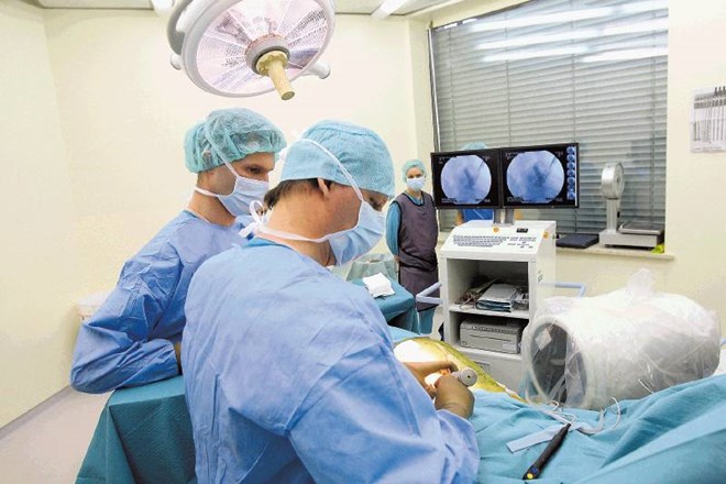 Bolniki na nevrokirurške operacije hrbtenice čakajo tudi več kot dve leti. 