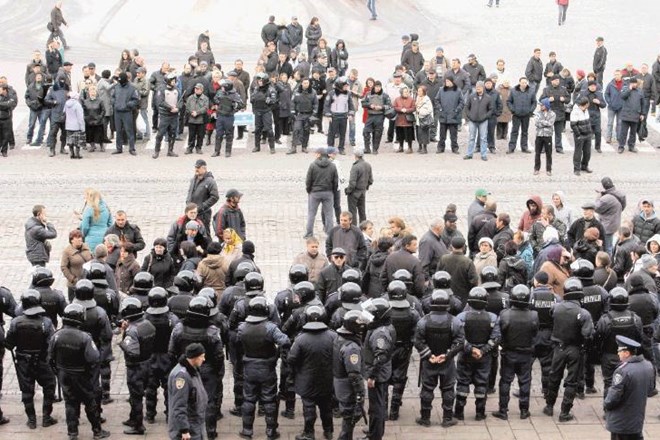 Ukrajinskim specialcem je v Harkovu uspelo izprazniti državna poslopja, ki so jih zasedli proruski protestniki. 