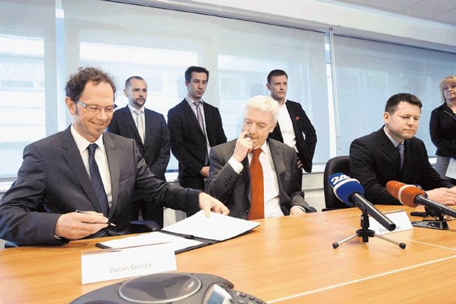 Podpis pogodbe med DUTB in Mariborsko livarno Maribor (MLM) o prestrukturiranju dolgov. Na fotografiji od leve proti desni:...