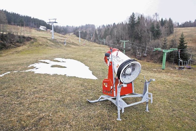 Zaradi zelene zime so številna slovenska smučišča letos utrpela tudi do 40-odstotni izpad dohodka. 