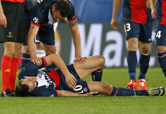 Zlatan Ibrahimović se je poškodoval na tekmi proti Chelseaju v Parizu. (Foto: Reuters) 
