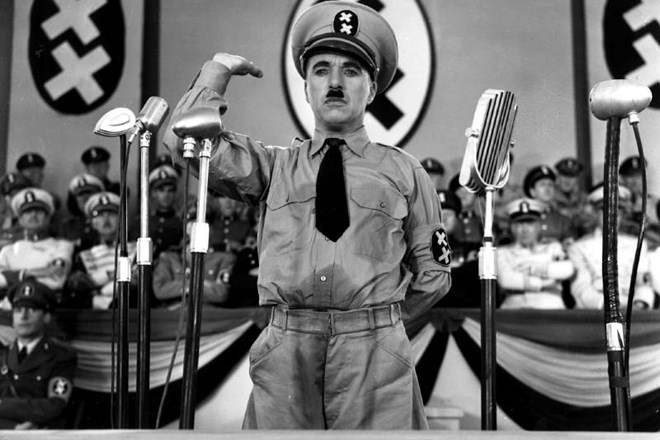 Charles Chaplin se je dolgo upiral temu, da bi njegov lik spregovoril, celo po koncu obdobja nemega filma – to se je zgodilo...