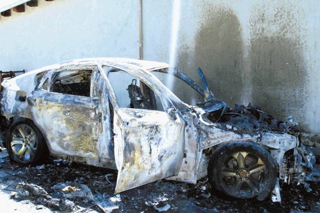 Ukradeni BMW X6, s katerim so pobegnili, so roparji zažgali. 