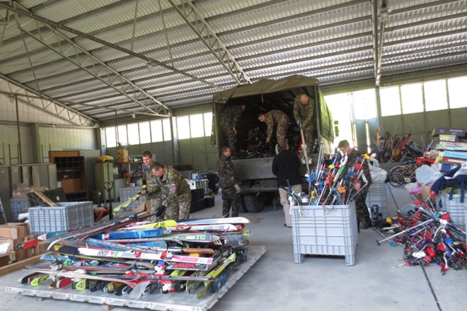 Zbrano smučarsko opremo bo v Afganistan pripeljala slovenska vojska. (Foto: Zavod Krog) 