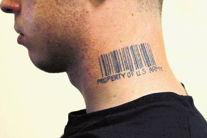 »Lastnina ameriške vojske,« sporoča tetovaža na vratu ameriškega vojaka Henryja Rosenquista. Nova pravila prepovedujejo...