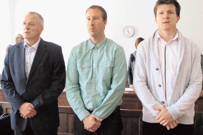 Anton Knez, Jernej Lorbek in Kristijan Habjanič (z leve) so skrajno napeti čakali na razglasitev sodbe. Sledilo je veliko...