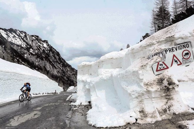 Kolesar Goran Đukič z Jesenic je prepričan, da je bilo lani snega na Vršiču še več kot letos. 