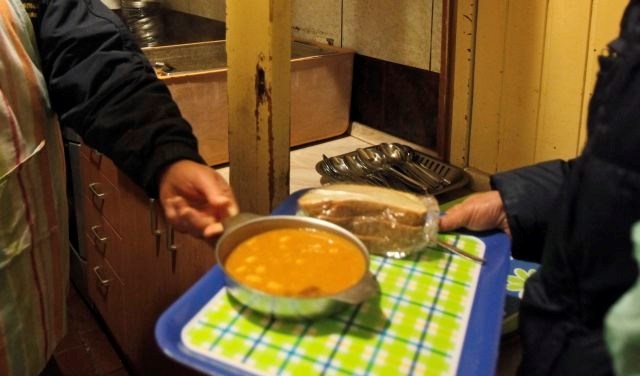 Župan Verone s kaznijo 500 evrov nad tiste, ki hranijo brezdomce