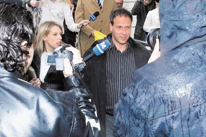 Robert Tomas Zavašnik na dan, ko je bil obsojen na petletno zaporno kazen. V ozadju njegov zagovornik Milan Vajda. 