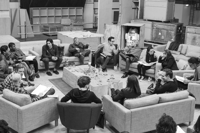 Scenarist, režiser in producent J.J. Abrams (v črnem stolu na vrhu slike) med branjem scenarija za nov film Vojna zvezd. V...