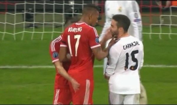 Boateng je stopil med »petelina« Riberyja in Carvajala, a ni uspel preprečiti klofute Francoza Špancu. (Foto: Youtube) 