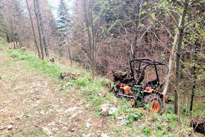Nočna vožnja s traktorjem se je tragično končala za 59-letnega moškega iz Bohinja. 