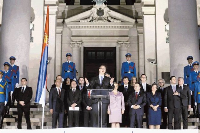 Novi srbski premier Aleksandar Vučić in njegova ministrska ekipa 