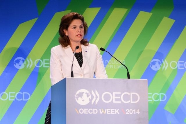 Predsednica vlade v odstopu Alenka Bratušek na srečanju OECD v Parizu. 