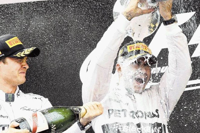 Nico Rosberg (levo) in Lewis Hamilton sta tako proslavila dvojno Mercedesovo zmago na včerajšnji dirki v Španiji. 