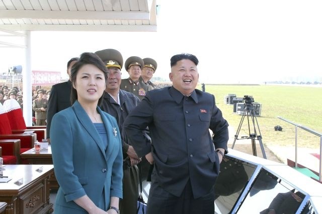 Severnokorejski voditelj Kim Jong Un s soprogo. 