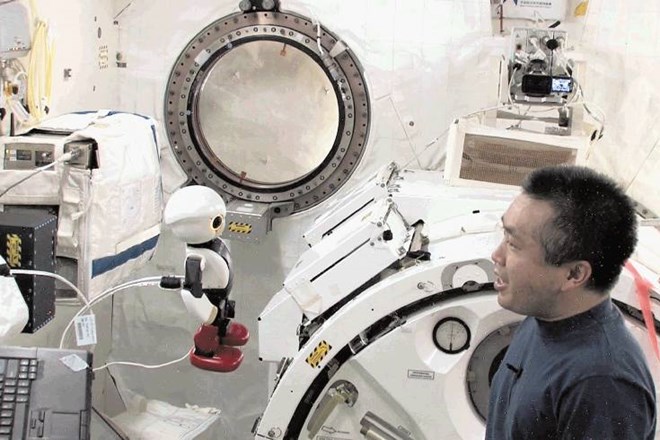 Japonski astronavt Koiči Vakata, ki je kot prvi Japonec poveljeval posadki na MVP, se je prav včeraj po pol leta na postaji z...