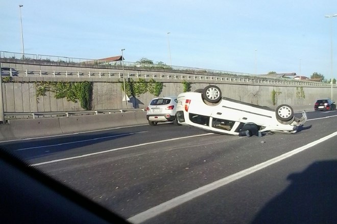 V prometni nesreči na ljubljanski obvoznici vozilo obrnilo na streho