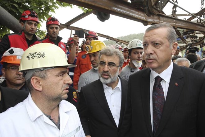 Turški premier Erdogan med obiskom prizorišča nesreče.    