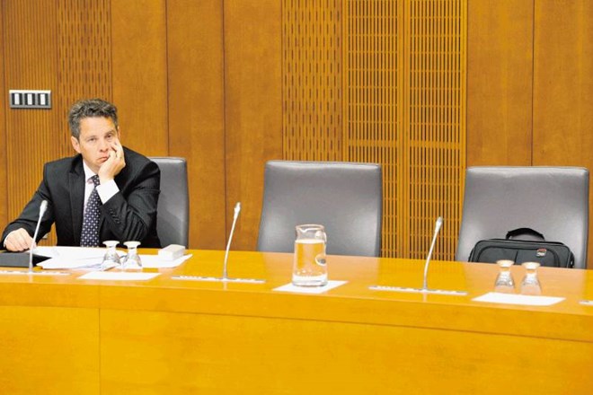 V parlamentu so na seji  zaman čakali sedanjega in nekdanjega šolskega ministra, Jerneja Pikala in Igorja Lukšiča. 