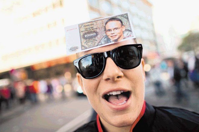 Domiselni udeleženec začetka karnevala v Kölnu si je na čelo nalepil bankovec za tisoč mark s portretom potratnega škofa...