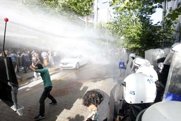 Turška policija nad protestnike na prizorišču rudniške nesreče s solzivcem