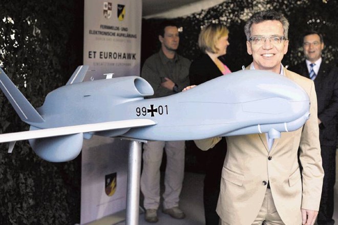 Nekdanji nemški obrambni minister Thomas de Maizière ob modelu  drona euro hawk. Vlada je projekt ustavila lani zaradi...