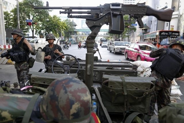Na Tajskem so razglasili vojno stanje: ulice polne oklepnikov in vojakov, mediji so cenzurirani