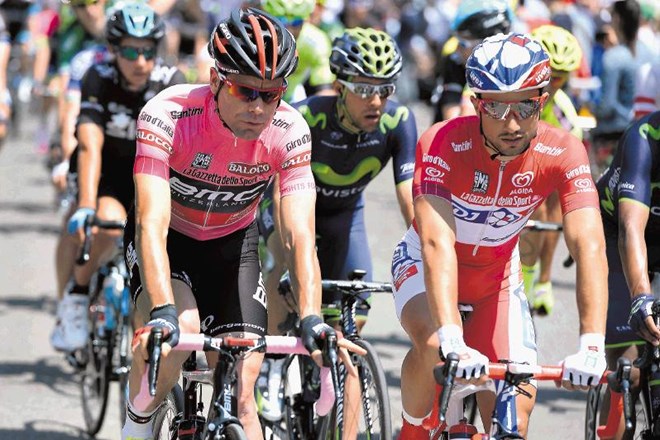 Francoski kolesar Nacer Bouhanni (desno) si je na deseti etapi 97. dirke Giro d'Italia privozil že tretjo zmago. Rožnato...