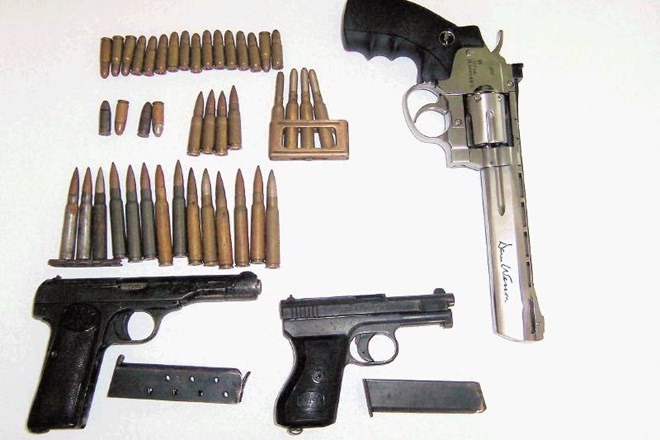 Pri 57-letnem Ljubljančanu so policisti našli tri pištole in kup nabojev. 