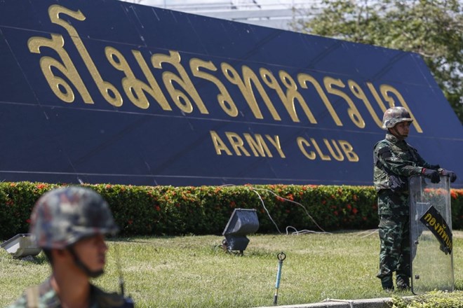 Tajska vojska zahtevala, da se odstavljena premierka javi vojaškim oblastem