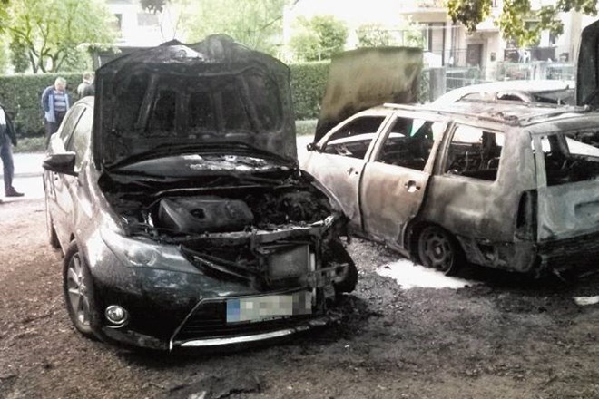 Neznani požigalec je zanetil ogenj na volkswagnu polo, požar pa se je nato razširil še na avtomobila ob njem. 