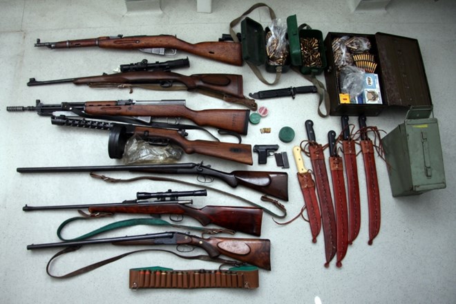 V preiskavi 44-letnika zasegli več kosov orožja, last njegovega očeta