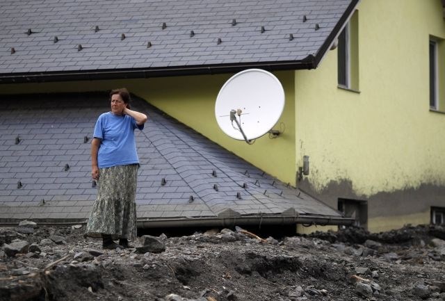 Srbski ministri bodo po eno plačo namenili za prizadete v poplavah  