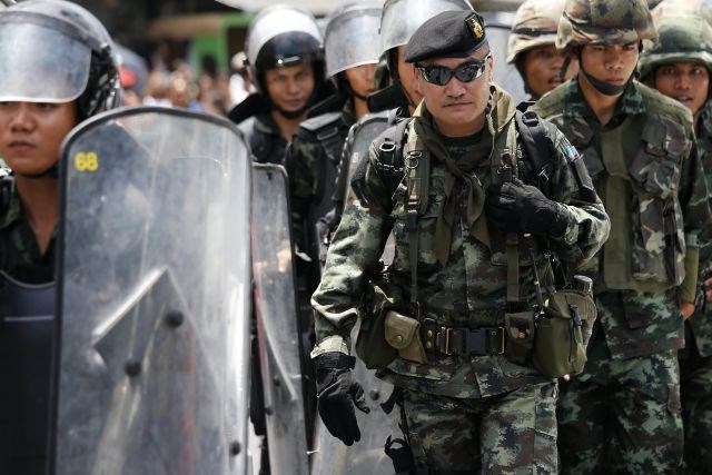 Tajska vojska pridržala premierko in razpustila senat