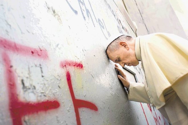 Papež Frančišek se je ustavil ob sramotnem zidu, ki deli Izraelce in Palestince, in molil. 