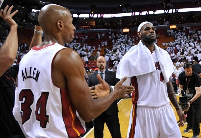 Neustavljiva LeBron James in Chris Bosh sta Miami privedla do tretje zmage