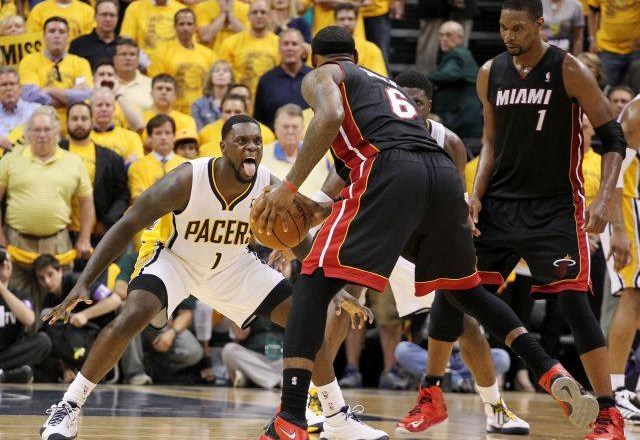 Košarkar Indiana Pacers Lance Stephenson (1) in LeBron James (6) iz moštva Miami Heat. 