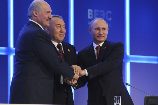 Ruski predsednik Vladimir Putin (desno), kazahstanski predsednik Nursultan Nazarbajev (v sredini) in beloruski predsednik...