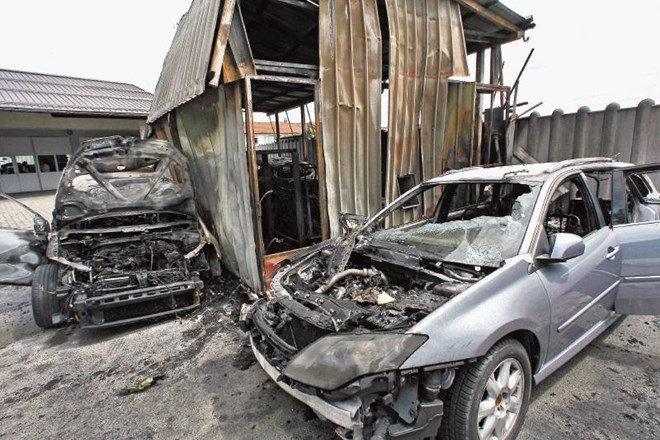 Na dvorišču Avtokleparstva Požun so trije avtomobili v celoti pogoreli, ognjeni zublji pa so delno poškodovali še tri. 